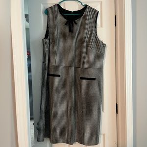 Houndstooth knee length dress with tie at neck